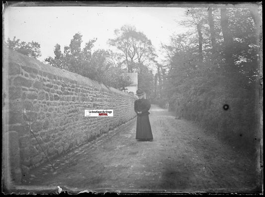 Femme en robe, Plaque verre photo ancienne, négatif noir & blanc 9x12 cm