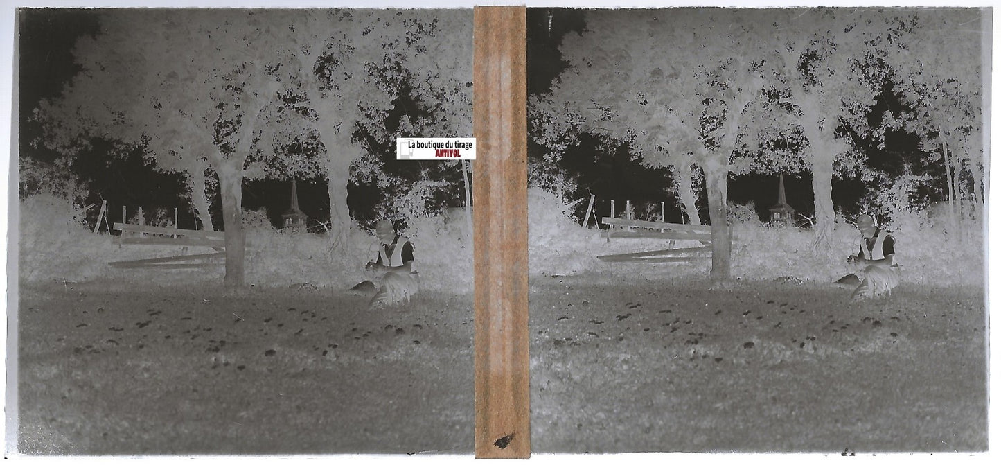 Homme, église, Plaque verre photo ancienne, stéréo négatif noir & blanc 6x13 cm