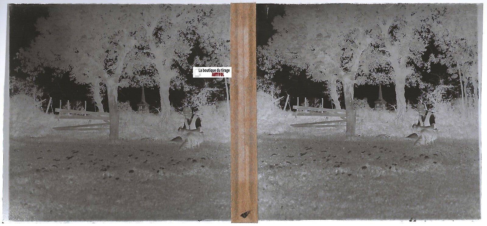 Homme, église, Plaque verre photo ancienne, stéréo négatif noir & blanc 6x13 cm