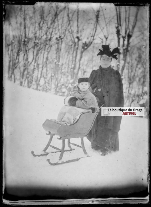 Plaque verre photo ancienne négatif noir et blanc 13x18 cm luge neige hiver jeu