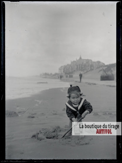 Jeune enfant, sable, Berck-Plage, plaque verre photo ancienne, négatif 9x12 cm