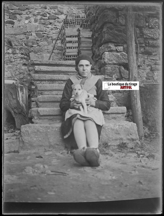 Femme, chiot, chien, Plaque verre photo ancienne, négatif noir & blanc 9x12 cm