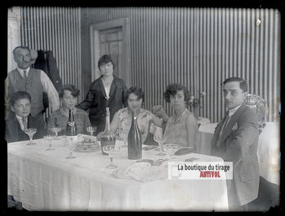 Réunion familiale, repas, vin, plaque verre photo ancienne, négatif 9x12 cm