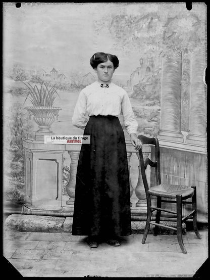 Plaque de verre photo ancienne négatif noir et blanc 9x12 cm femme robe vintage 