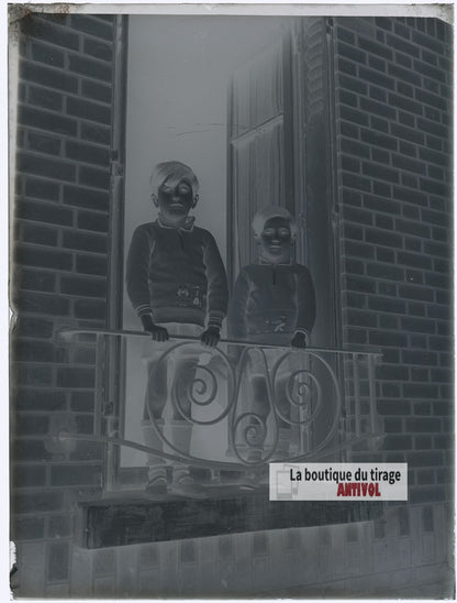 Deux jeunes frères à leur fenêtre, plaque verre photo ancienne, négatif 9x12 cm