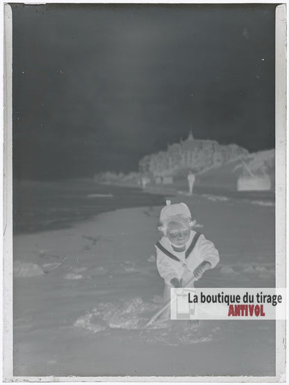Jeune enfant, sable, Berck-Plage, plaque verre photo ancienne, négatif 9x12 cm