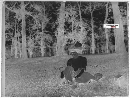 Femme, forêt, France, Plaque verre photo ancienne, négatif noir & blanc 9x12 cm