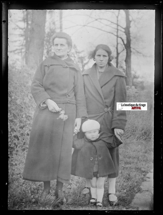 Promenade, bébé, Plaque verre photo ancienne, négatif noir & blanc 9x12 cm