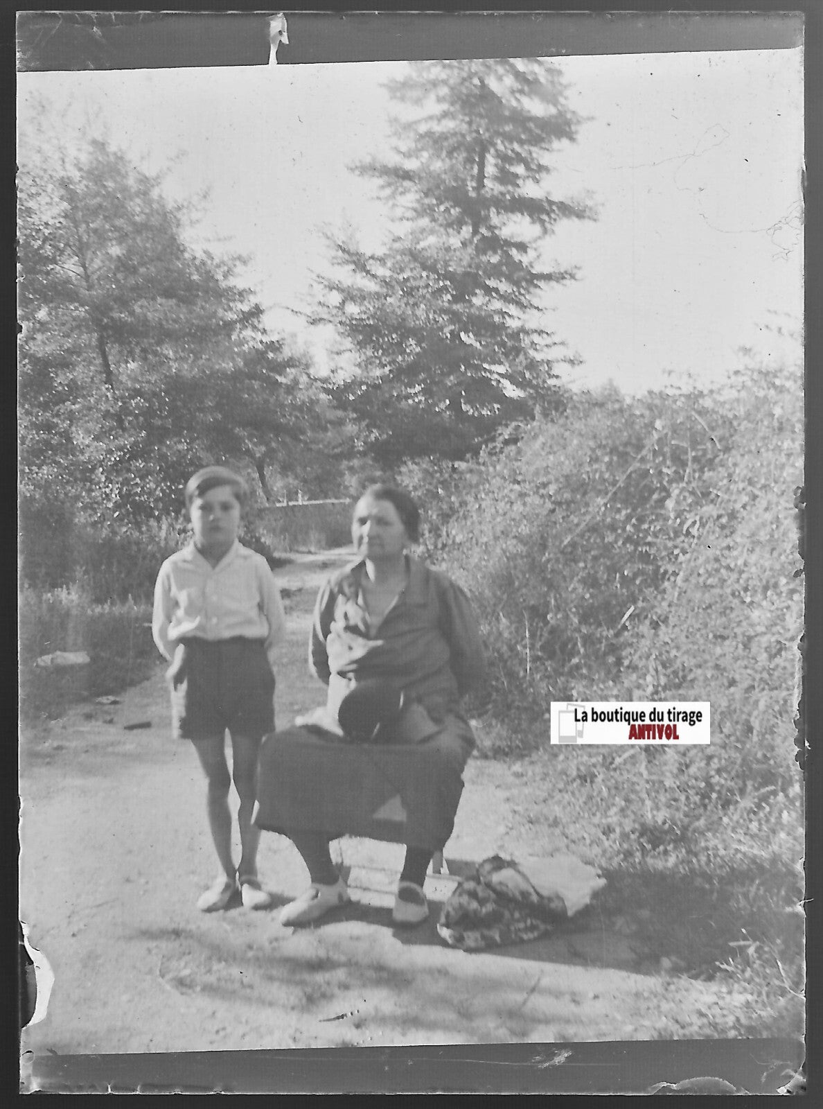 Garçon, grand-mère, Plaque verre photo ancienne, négatif noir & blanc 6x9 cm