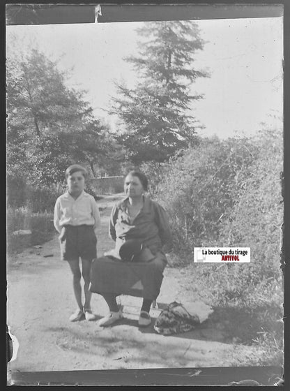 Garçon, grand-mère, Plaque verre photo ancienne, négatif noir & blanc 6x9 cm