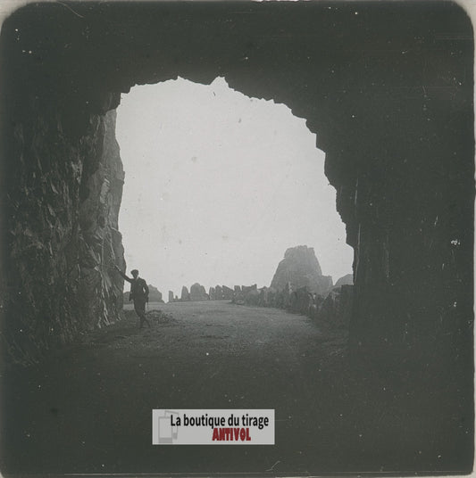 Tunnel en montagne, homme, plaque verre stéréo, photo ancienne 4,5x10,7 cm