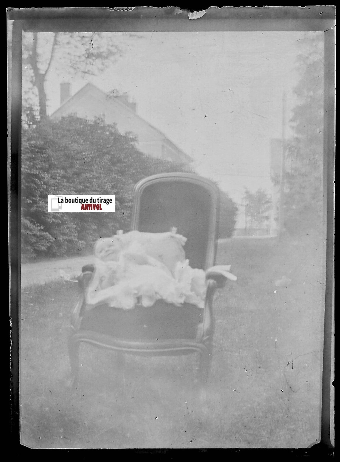 Bébé, fauteuil, Plaque verre photo ancienne, négatif noir & blanc 6x9 cm