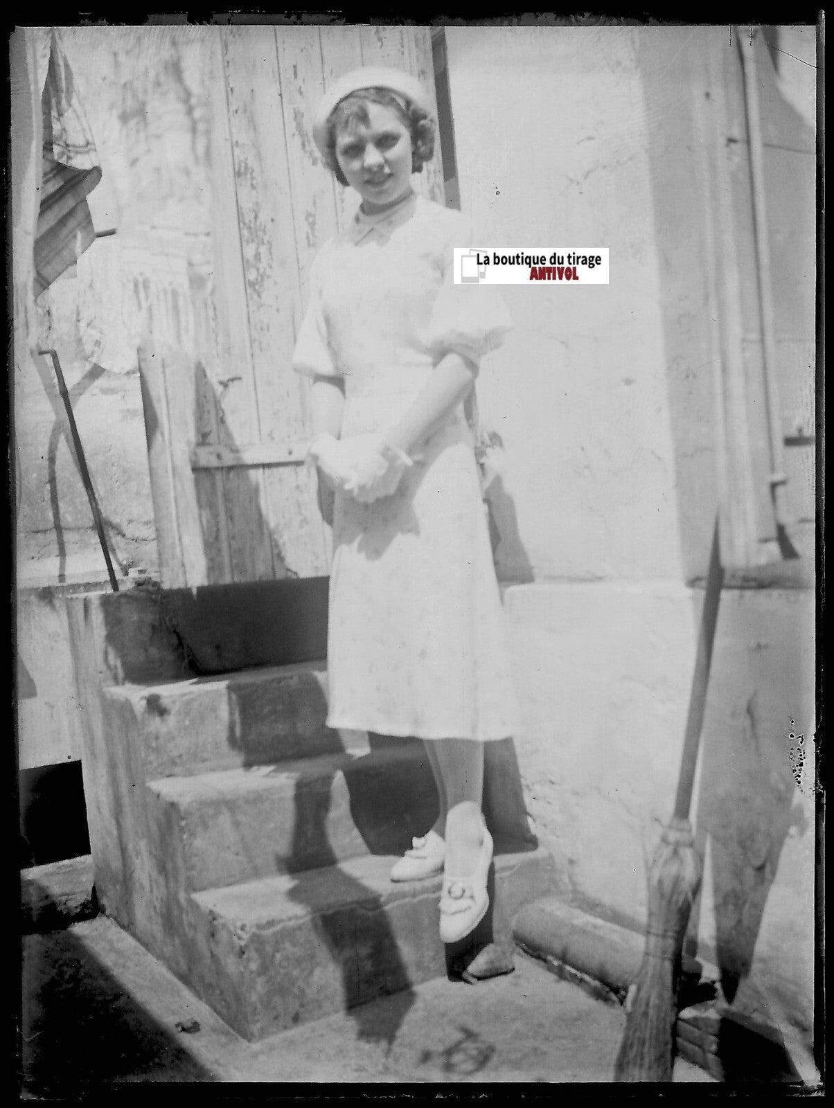 Femme en robe, France, Plaque verre photo ancienne, négatif noir & blanc 9x12 cm