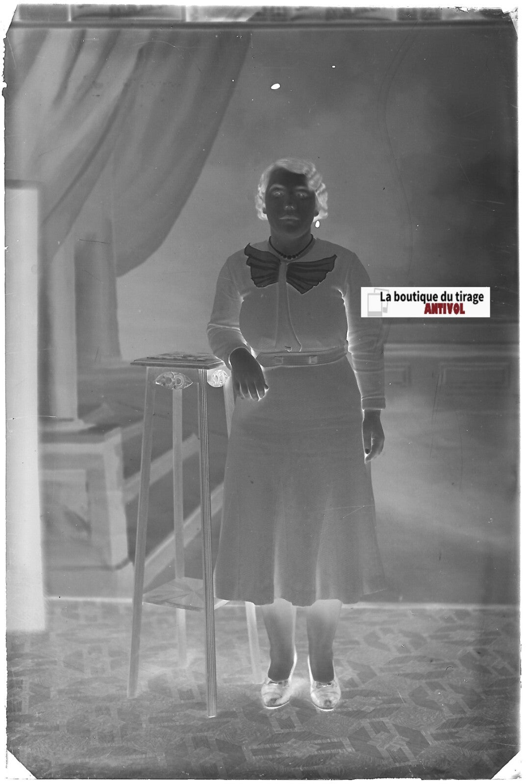 Femme en robe, Plaque verre photo ancienne, négatif noir & blanc 10x15 cm