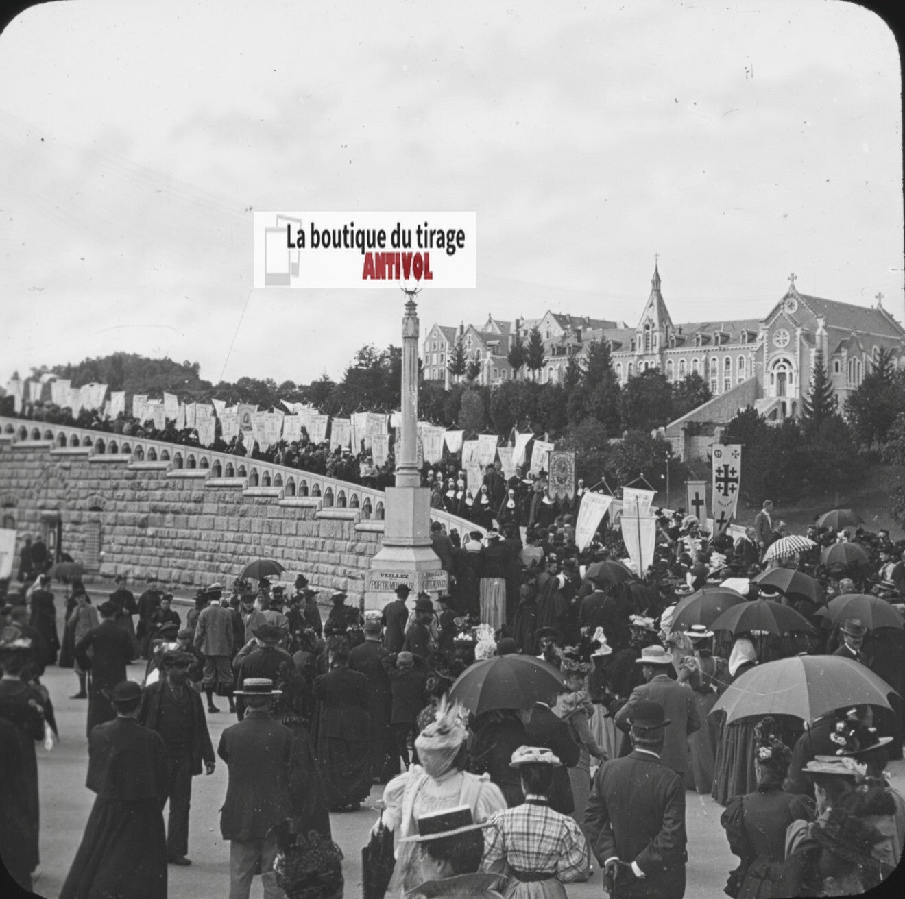 Miraculés, Lourdes, photo plaque verre, noir et blanc, positif 8,5x10 cm