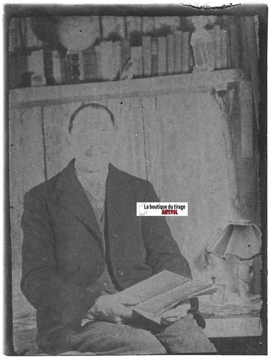 Homme, livre, France, plaque verre photo ancienne, positif noir & blanc 9x12 cm