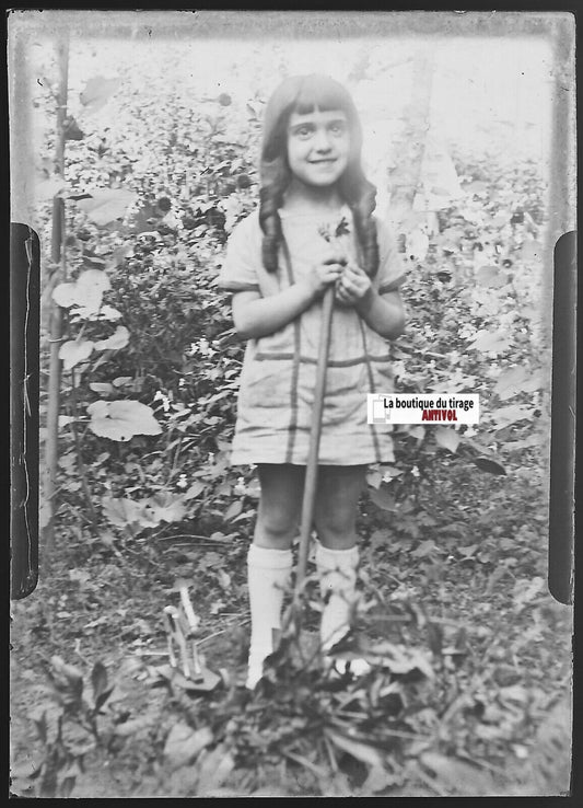 Fille, nature, France, Plaque verre photo ancienne, négatif noir & blanc 6x9 cm