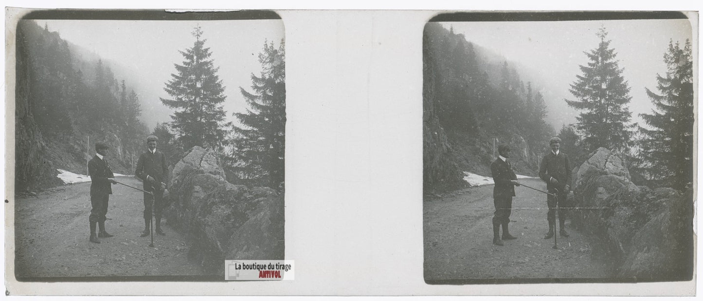 Promeneurs, montagne, plaque verre stéréo, photo ancienne 4,5x10,7 cm
