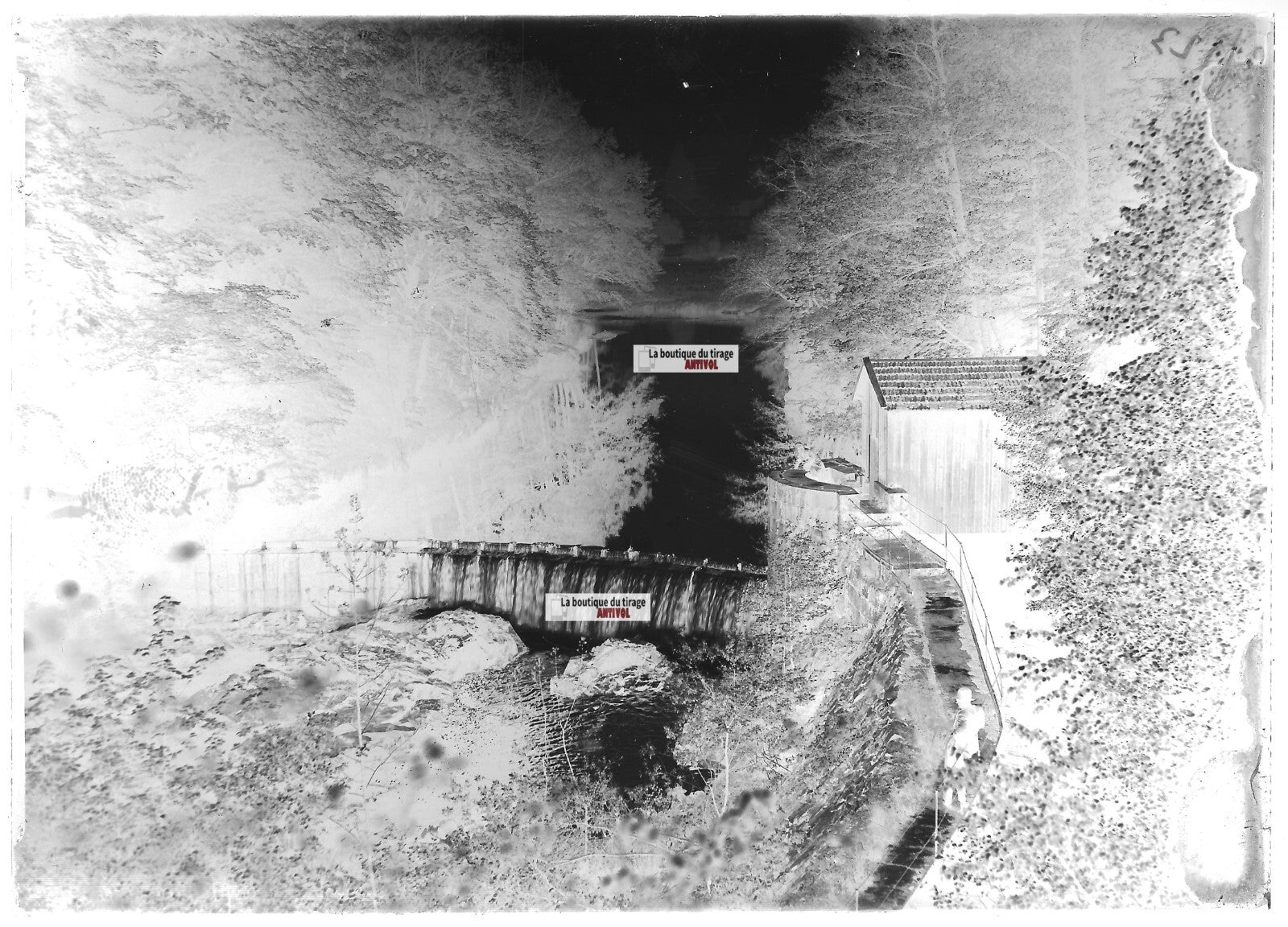 Plaque verre photo ancienne négatif noir et blanc 13x18 cm Vagney eau pêcheur