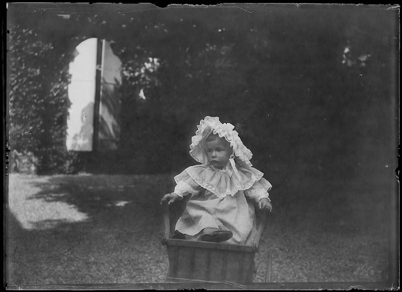 Plaque verre photo négatif noir et blanc 6x9 cm enfant fille portrait jardin 