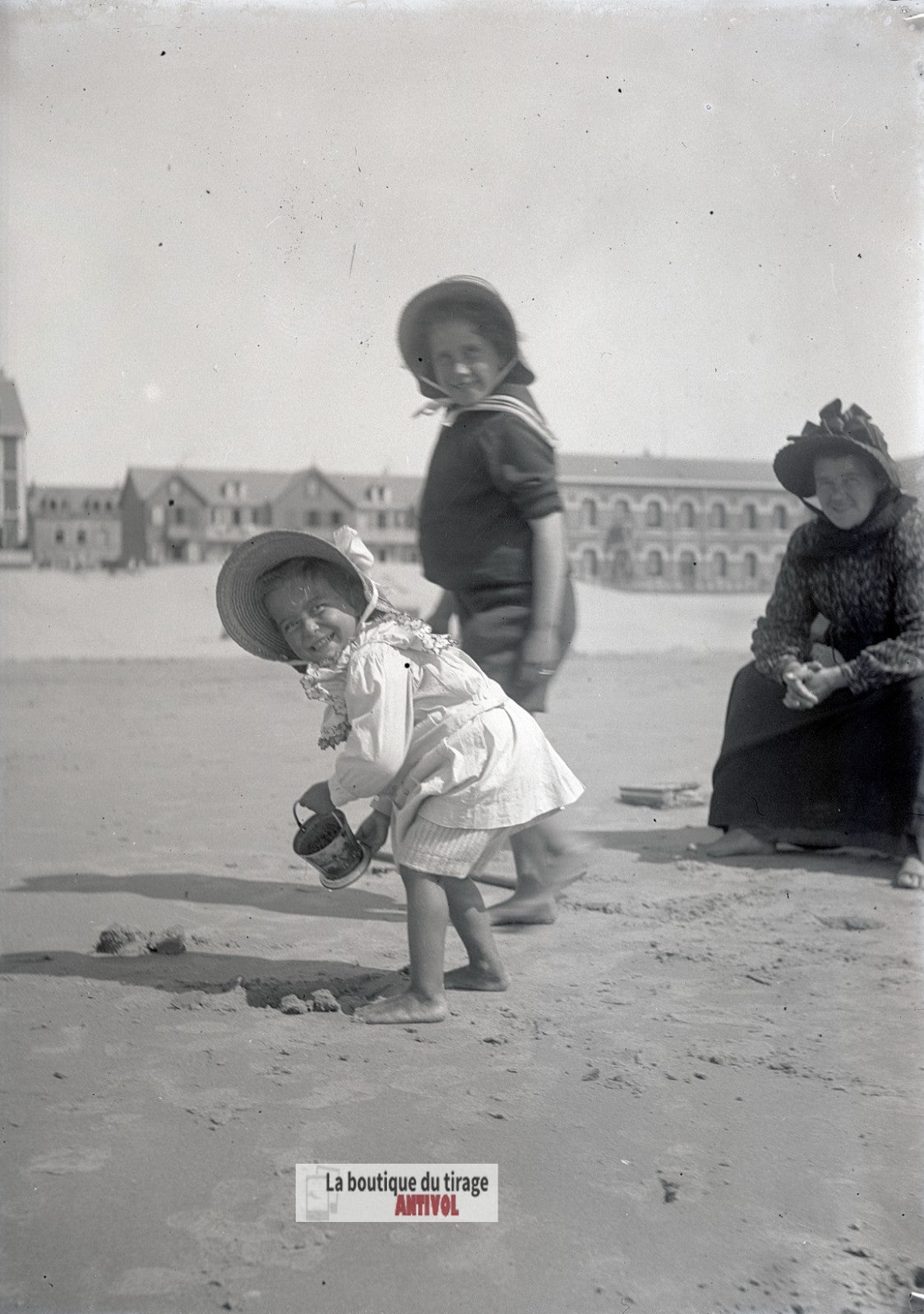 Jeux de sable, Berck-sur-Mer, plaque verre photo ancienne, négatif 9x12 cm
