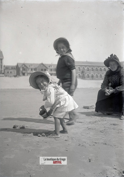Jeux de sable, Berck-sur-Mer, plaque verre photo ancienne, négatif 9x12 cm