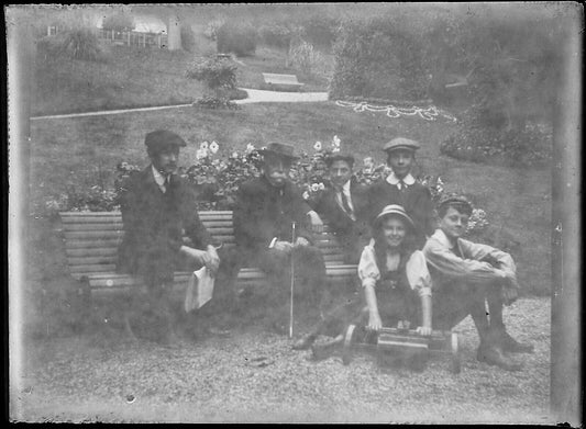 Plaque verre photo négatif noir et blanc 6x9 cm famille banc jardin glass plate 