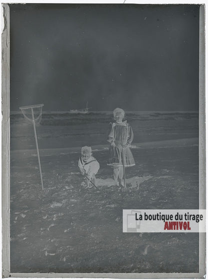 Deux enfants, bateau, Berck-Plage, plaque verre photo ancienne, négatif 9x12 cm