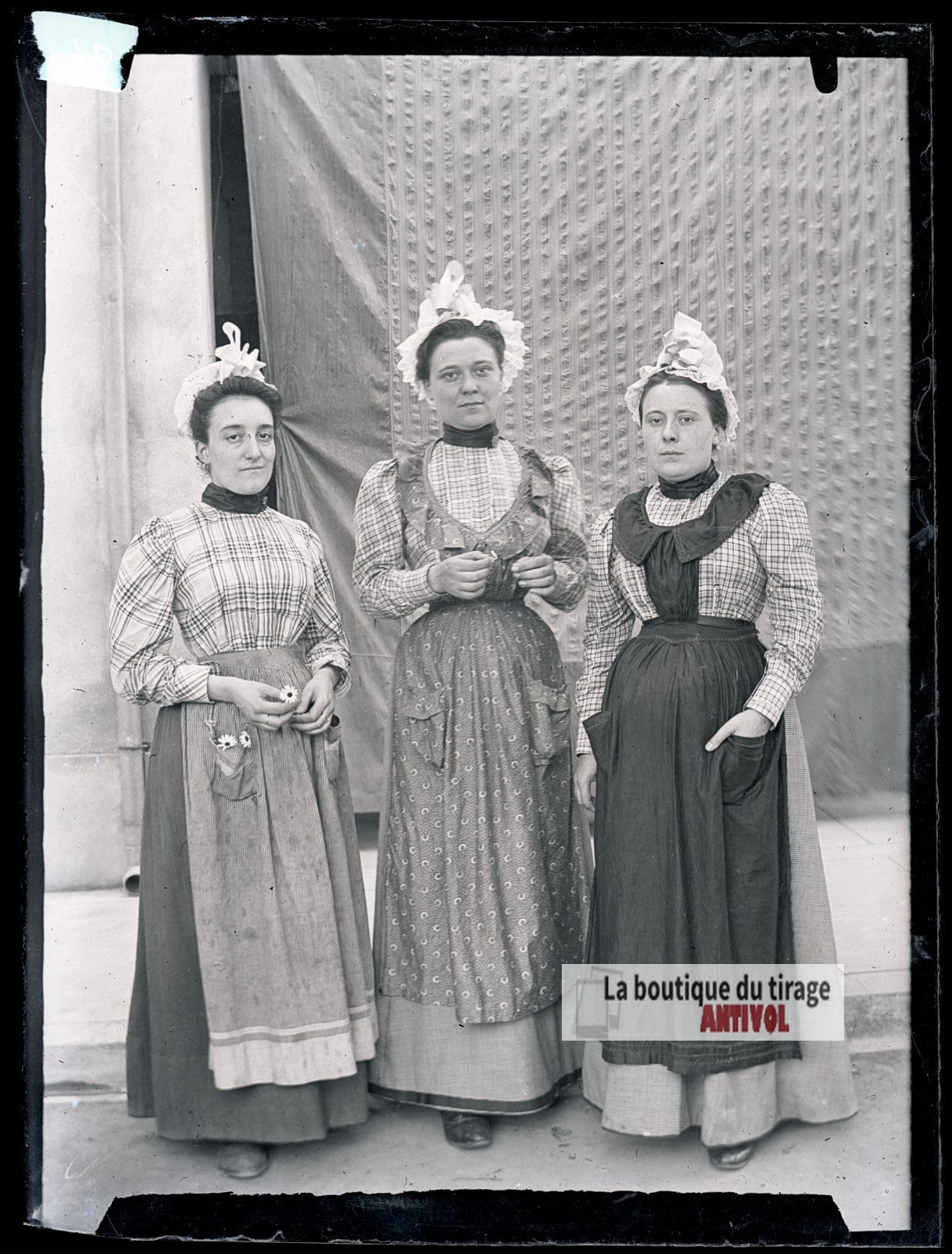 Femmes en costume régional, plaque verre photo ancienne, négatif 9x12 cm
