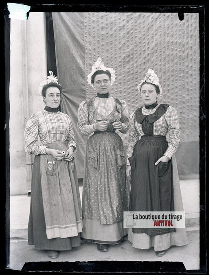 Femmes en costume régional, plaque verre photo ancienne, négatif 9x12 cm