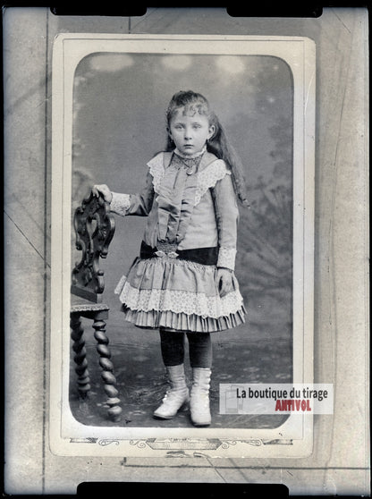 Portrait d'une jeune fille en robe, plaque verre photo ancienne, négatif 9x12 cm