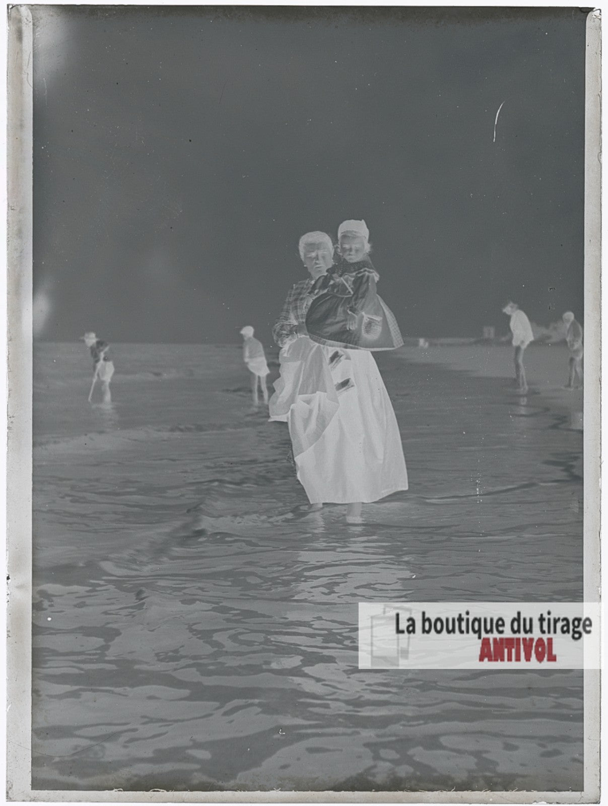 Mère et enfant, vagues Berck-Plage, plaque verre photo ancienne, négatif 9x12 cm