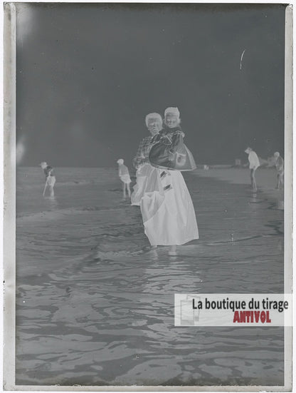 Mère et enfant, vagues Berck-Plage, plaque verre photo ancienne, négatif 9x12 cm