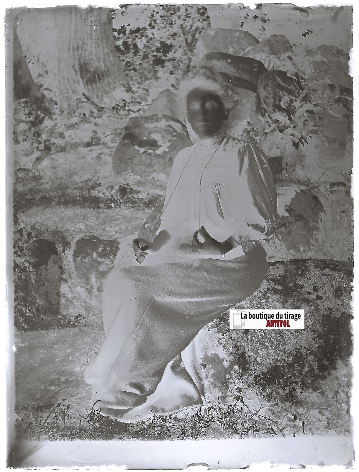 Dame sur un cailloux, Plaque verre photo ancienne, négatif noir & blanc 9x12 cm