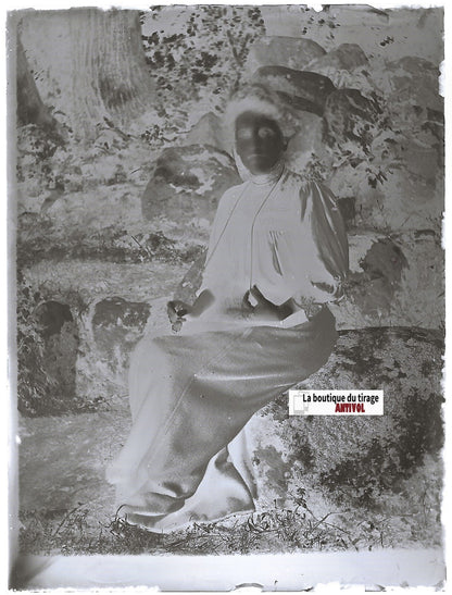 Dame sur un cailloux, Plaque verre photo ancienne, négatif noir & blanc 9x12 cm