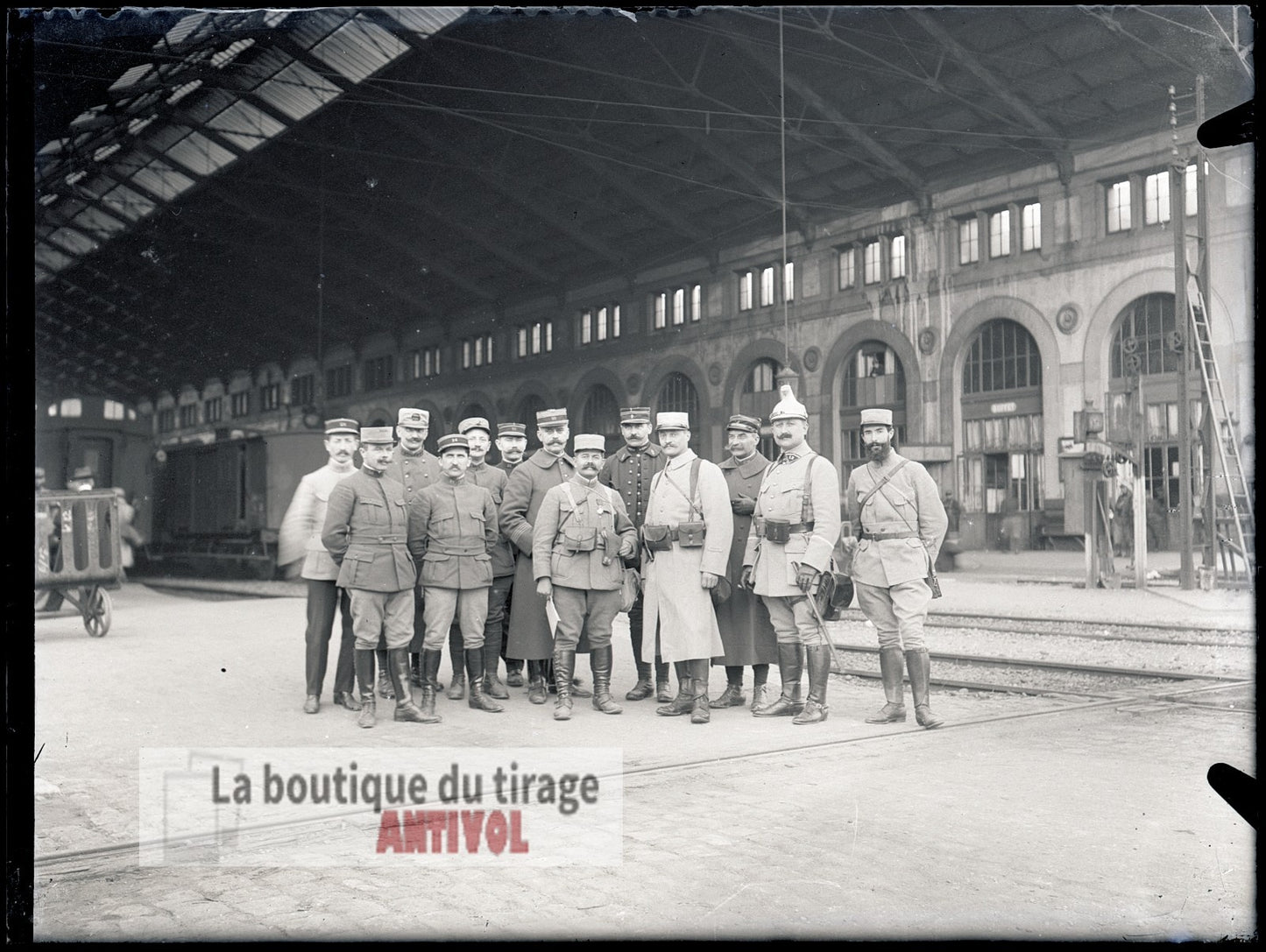Groupe d’officiers, gare, plaque verre, photo ancienne, négatif 9x12 cm