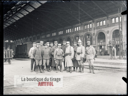 Groupe d’officiers, gare, plaque verre, photo ancienne, négatif 9x12 cm
