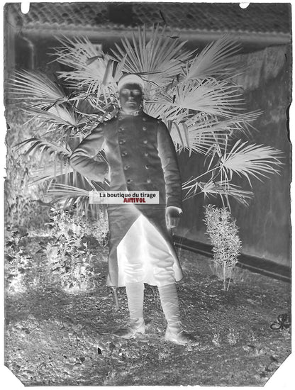 Plaque verre photo ancienne négatif noir et blanc 9x12 cm soldat homme jardin 