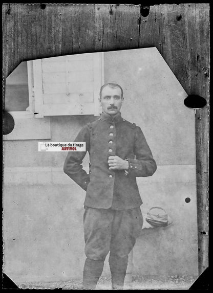 Plaque verre photo ancienne négatif noir et blanc 6x9 cm homme militaria soldat 