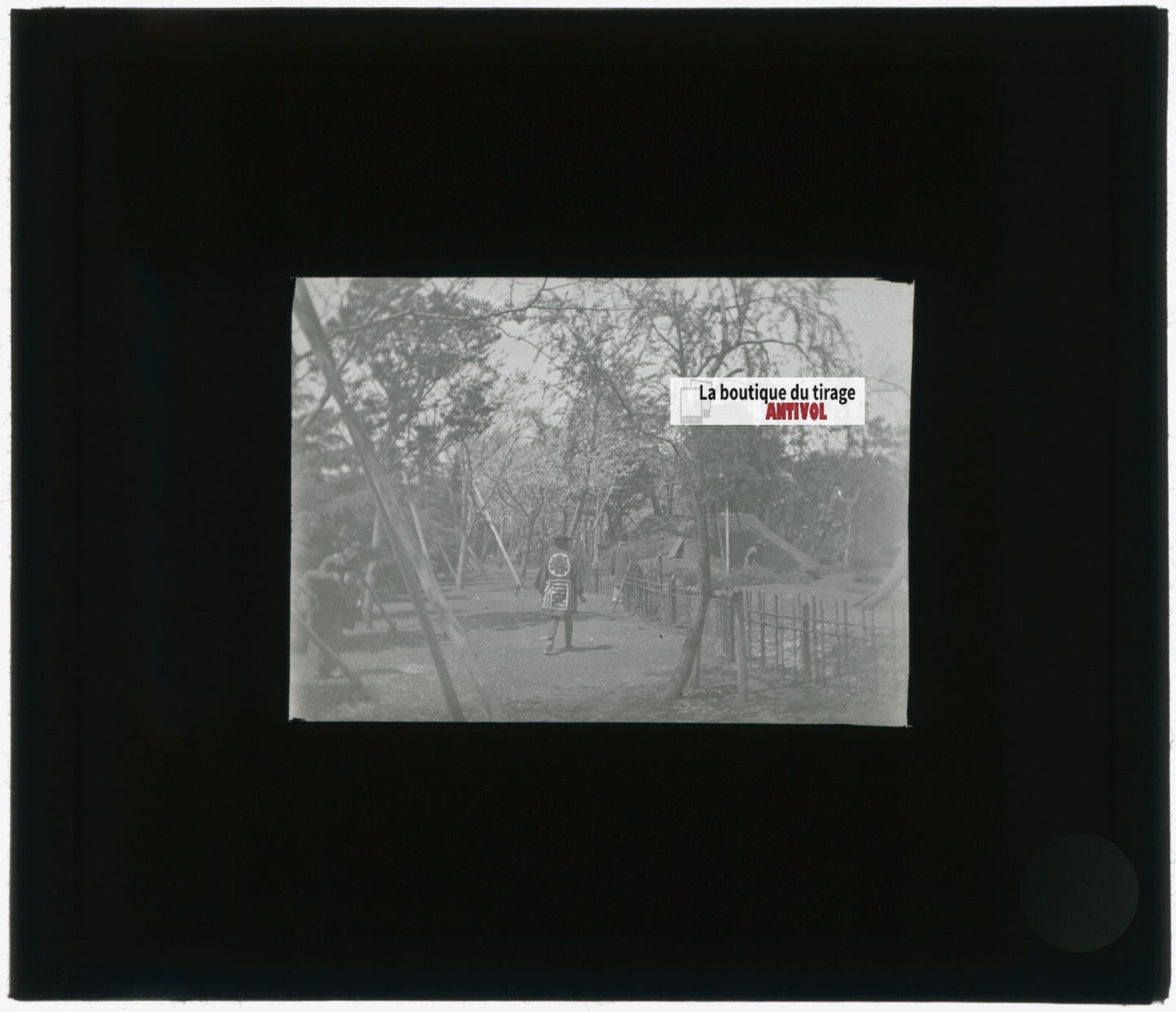 Jardiniers, parc, Japon, photo plaque verre, noir & blanc, positif 8,5x10 cm