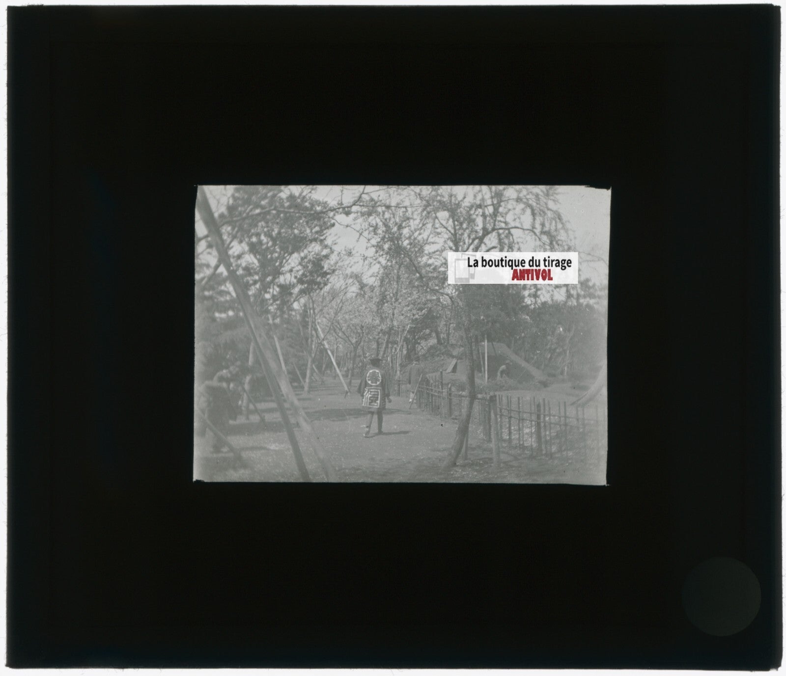 Jardiniers, parc, Japon, photo plaque verre, noir & blanc, positif 8,5x10 cm