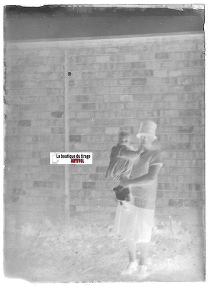 Bébé, femme, France, Plaque verre photo, négatif ancien noir & blanc 6x9 cm