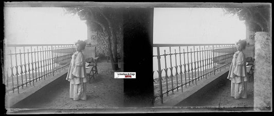 Fillette, paysage, Plaque verre photo stéréo, négatif noir & blanc 4,5x10,7 cm