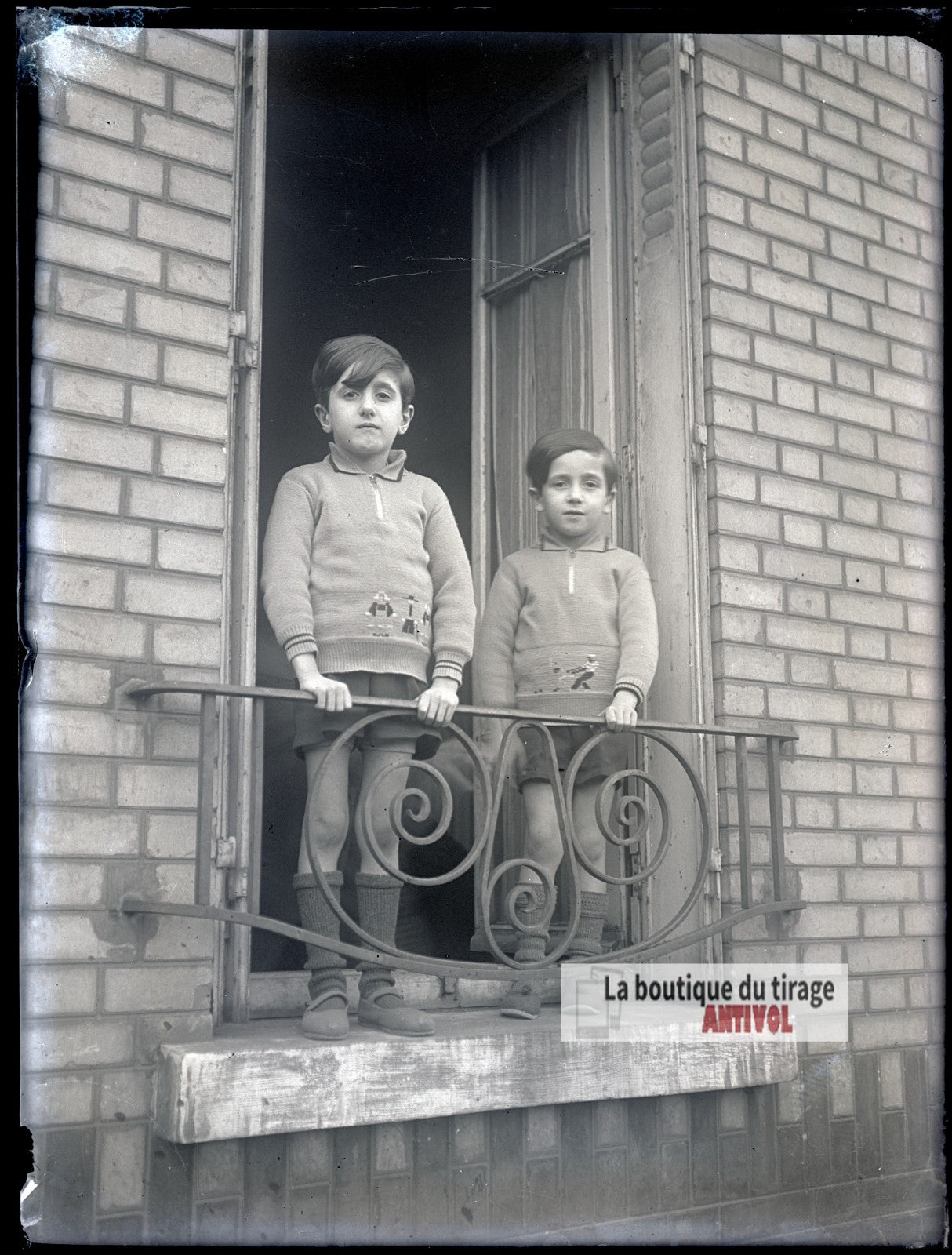 Deux jeunes frères à leur fenêtre, plaque verre photo ancienne, négatif 9x12 cm