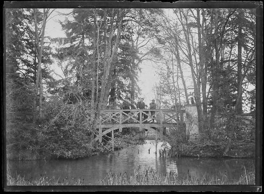 Plaque verre photo ancienne négatif noir et blanc 6x9 cm hommes ponton eau - La Boutique Du Tirage 