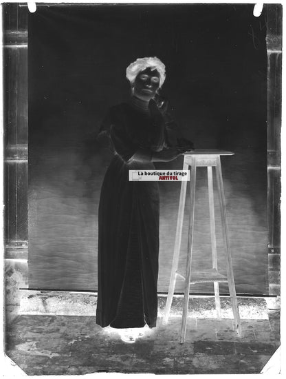 Plaque verre photo ancienne négatif noir et blanc 9x12 cm femme robe vintage 