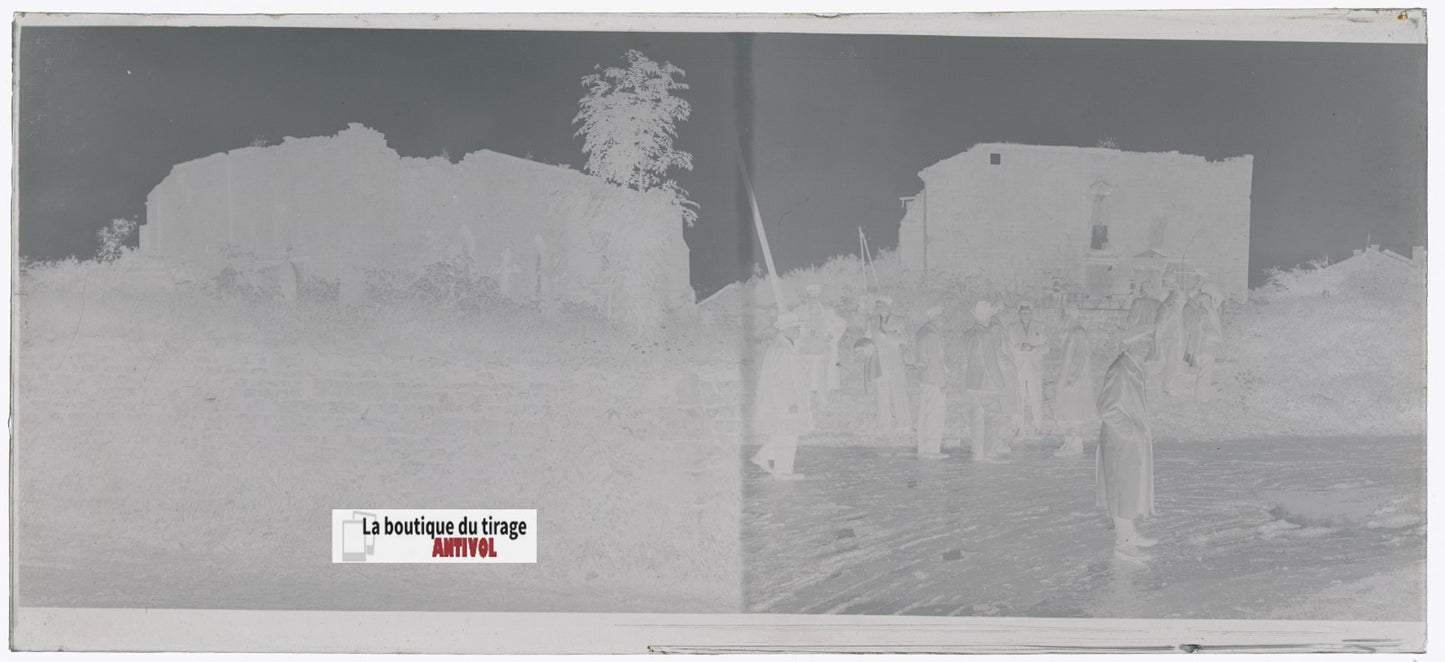 Ruines d’église, hommes, plaque verre, photo ancienne, négatif N&B 6x13 cm