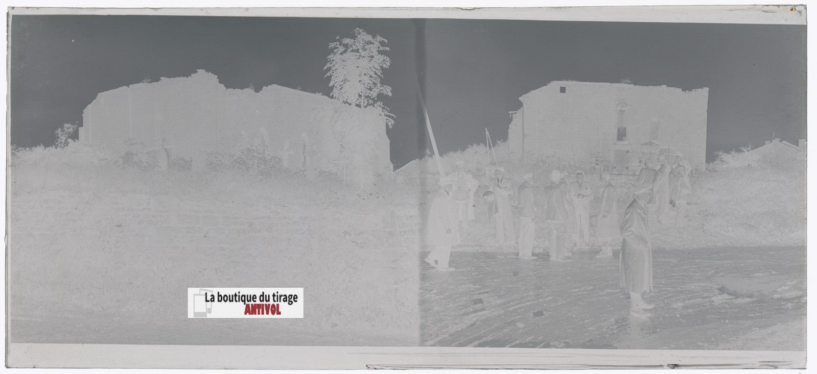 Ruines d’église, hommes, plaque verre, photo ancienne, négatif N&B 6x13 cm