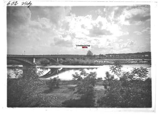 Plaque verre photo ancienne positif noir et blanc 13x18 cm Vichy Pont Boutiron