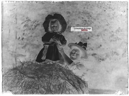 Plaque verre photo ancien négatif noir et blanc 9x12 cm maman filles enfant jeu